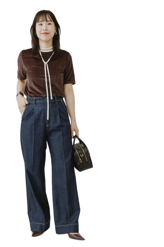 最高気温25度以上の日の秋コーデ。ブラウンのベロア半袖Tシャツにデニムを合わせた着こなし