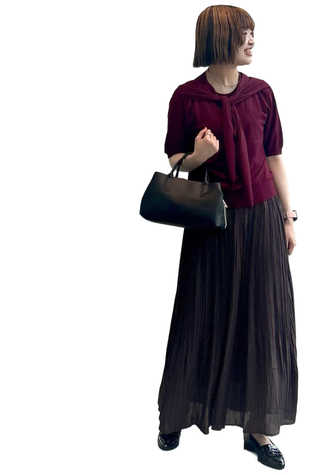 最高気温25度以上の日の秋コーデ。ワインカラーの半袖Tシャツにブラウンのスカートを合わせた着こなし